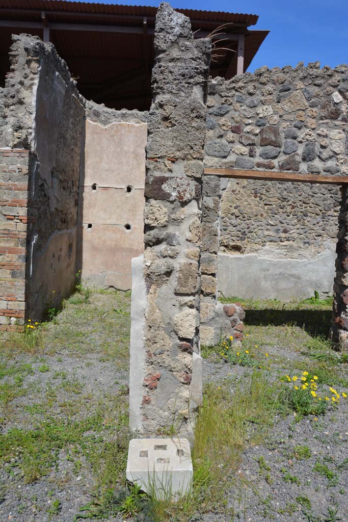 IX.5.9 Pompeii. May 2017. 
Room i, looking east from north portico with doorway to room h on left, and room m on right.
Foto Christian Beck, ERC Grant 681269 DCOR.
