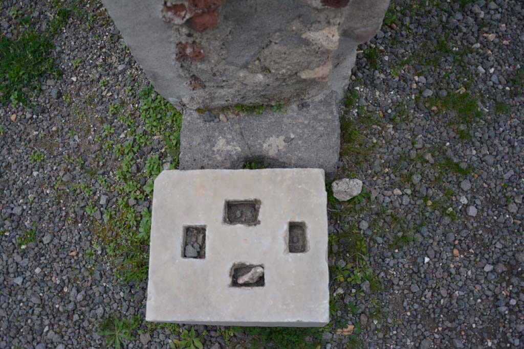 IX.5.9 Pompeii. March 2017. Room i, marble base by pilaster on east side of north portico.
Foto Christian Beck, ERC Grant 681269 DCOR.


