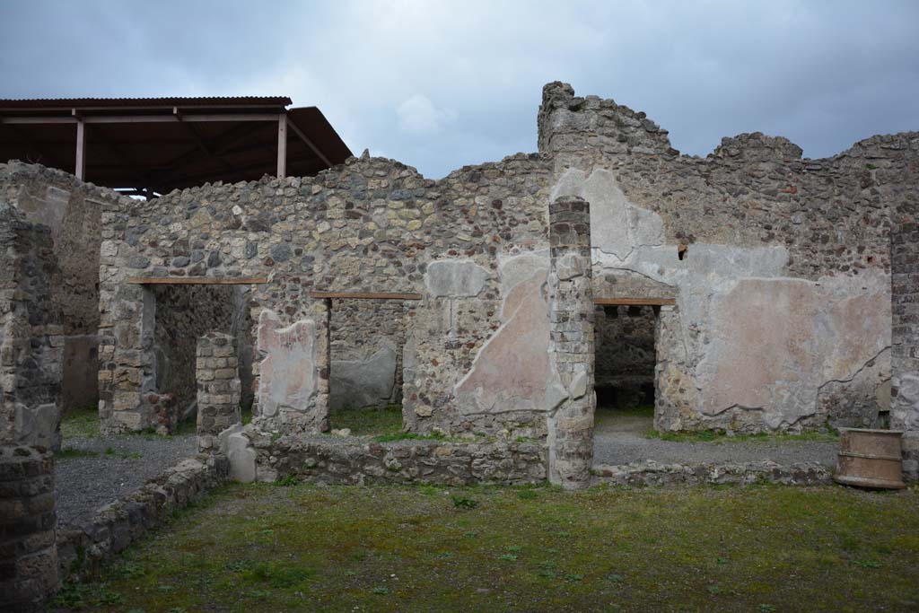 IX.5.9 Pompeii. March 2017. 
Room i, looking towards east portico, with doorways to room m (two doors), and room n, on right. 
Foto Christian Beck, ERC Grant 681269 DCOR.
