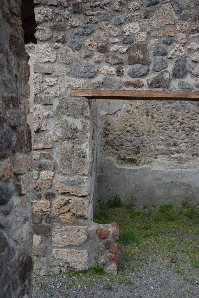 IX.5.9 Pompeii. March 2017. 
Room i, east portico, pilaster on north side of doorway to room m.
Foto Christian Beck, ERC Grant 681269 DCOR.

