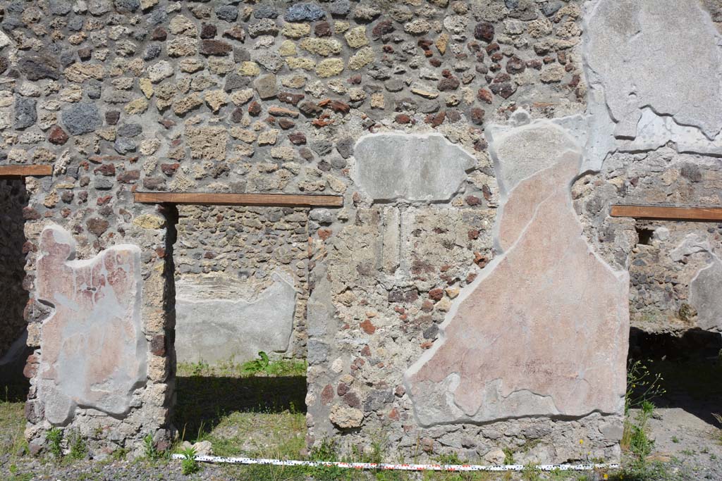 IX.5.9 Pompeii. May 2017. 
Room i, east wall with doorway on south end of room m, centre left, and doorway to room n on right.
Foto Christian Beck, ERC Grant 681269 DCOR.

