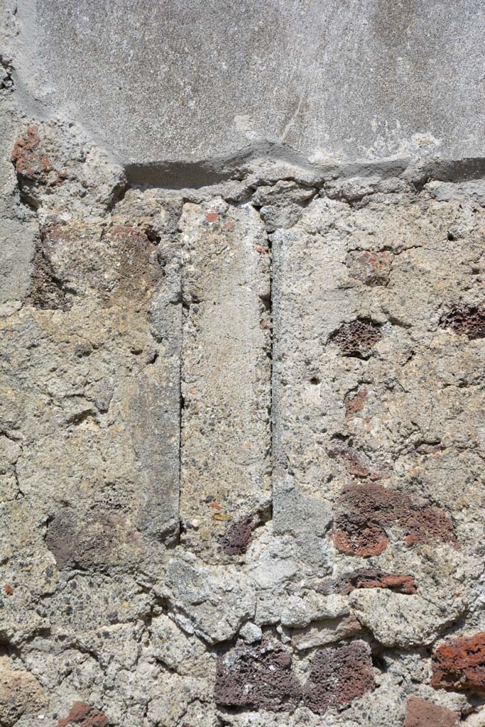 IX.5.9 Pompeii. May 2017. 
Room i, detail from south side of doorway to room m on east wall of portico. 
Foto Christian Beck, ERC Grant 681269 DCOR.
