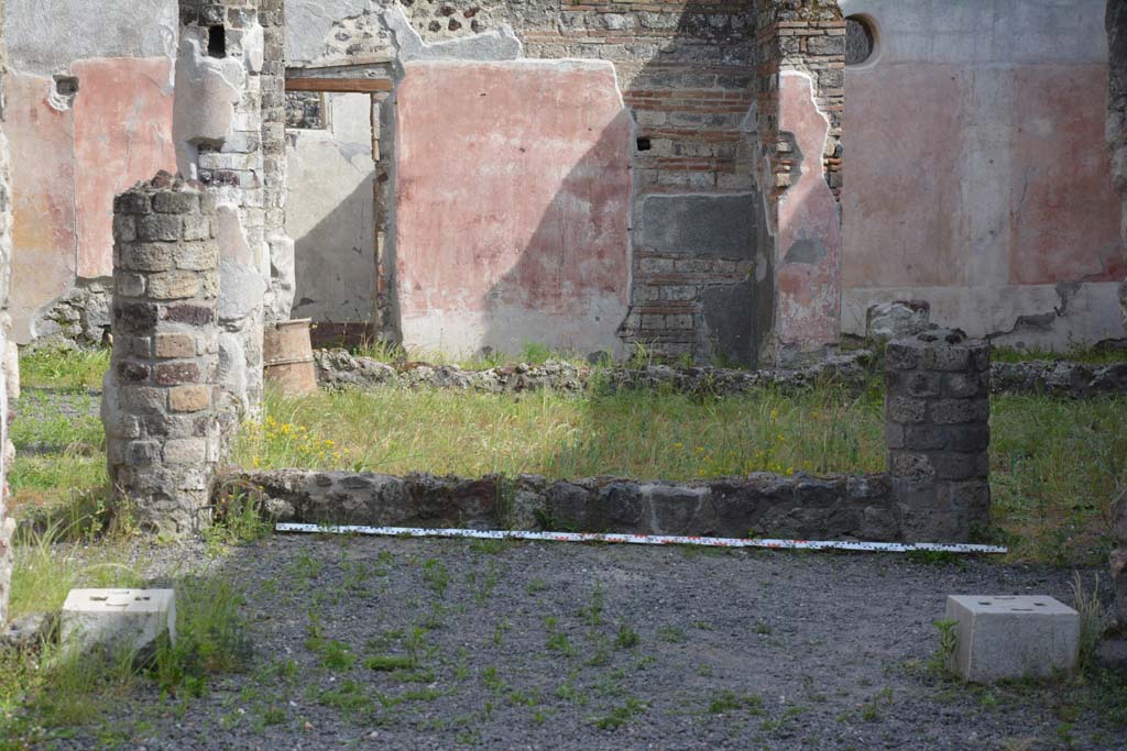 IX.5.9 Pompeii. May 2017. Looking south from atrium b across north portico towards peristyle, room i.  
Foto Christian Beck, ERC Grant 681269 DCOR.

