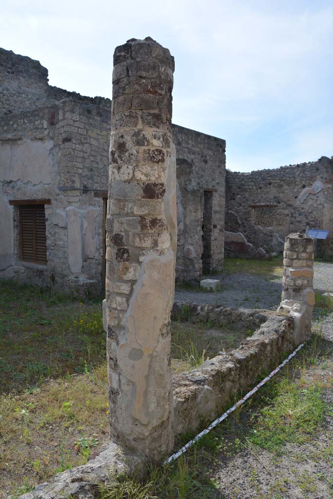 IX.5.9 Pompeii. May 2017. 
Room i, looking north-west along small peristyle wall on east portico at north end. 
Foto Christian Beck, ERC Grant 681269 DCOR.

