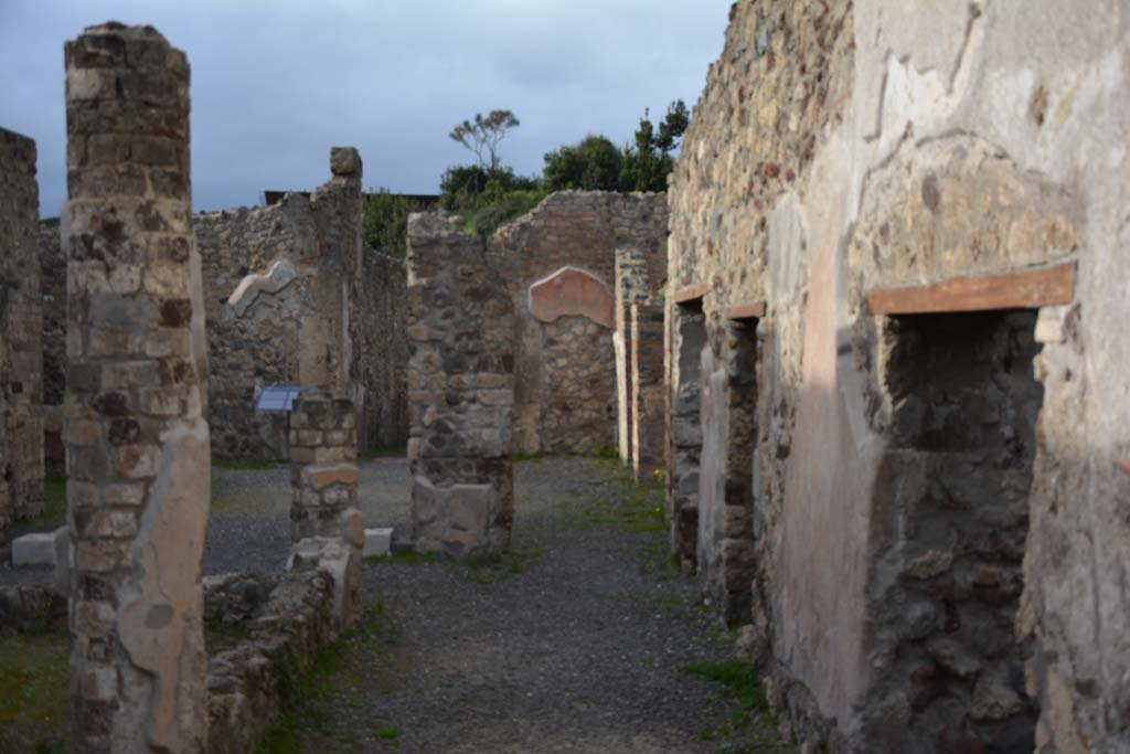 IX.5.9 Pompeii. March 2017. Room i, looking north along east portico, with doorway to room n, on right.
Foto Christian Beck, ERC Grant 681269 DCOR.

