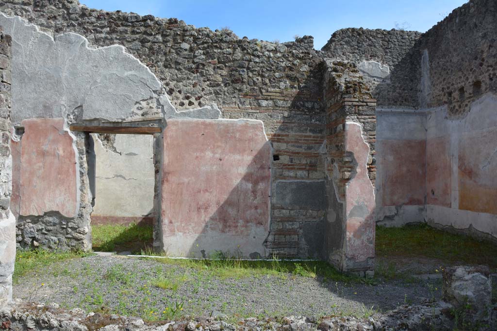 IX.5.9 Pompeii. May 2017. Room i, looking across south portico towards doorways to room o on left, and to room p on right.
Foto Christian Beck, ERC Grant 681269 DCOR.
