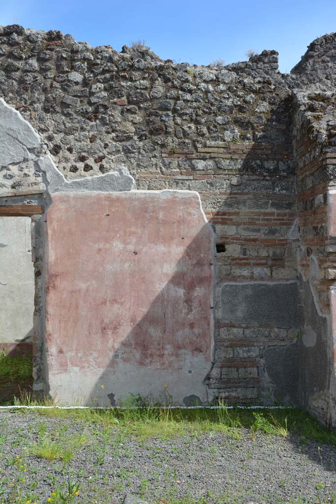 IX.5.9 Pompeii. May 2017. 
Room i, looking across south portico towards west side of doorway to room o.
Foto Christian Beck, ERC Grant 681269 DCOR.
