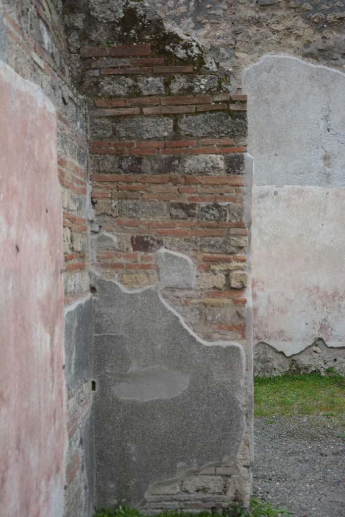 IX.5.9 Pompeii. March 2017. 
Room i, looking west towards wall pilaster in centre of south wall.
Foto Christian Beck, ERC Grant 681269 DCOR.
