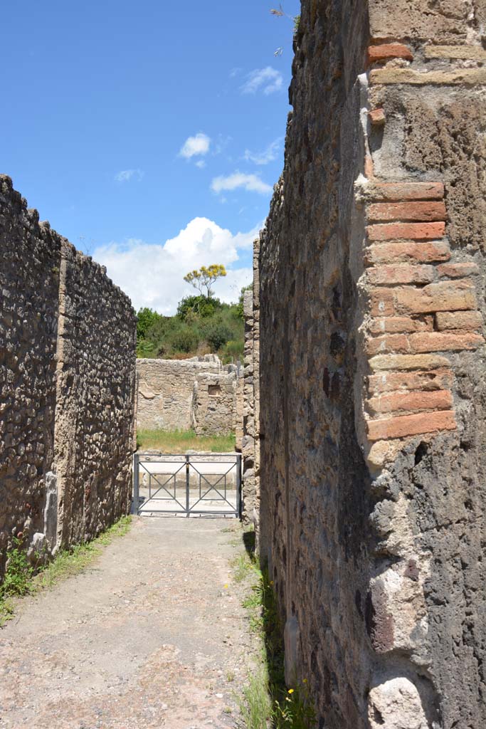 IX.5.9 Pompeii. May 2019. Room “a”, looking north along east wall of entrance corridor/fauces. 
Foto Christian Beck, ERC Grant 681269 DÉCOR.
