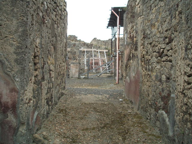 IX.5.9 Pompeii. May 2005. Looking south along entrance corridor to atrium.