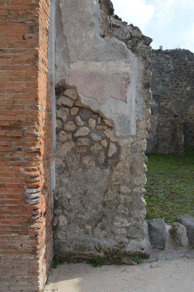 IX.5.10 Pompeii. March 2019. Looking south to pilaster on east side of entrance doorway.
Foto Taylor Lauritsen, ERC Grant 681269 DÉCOR.
