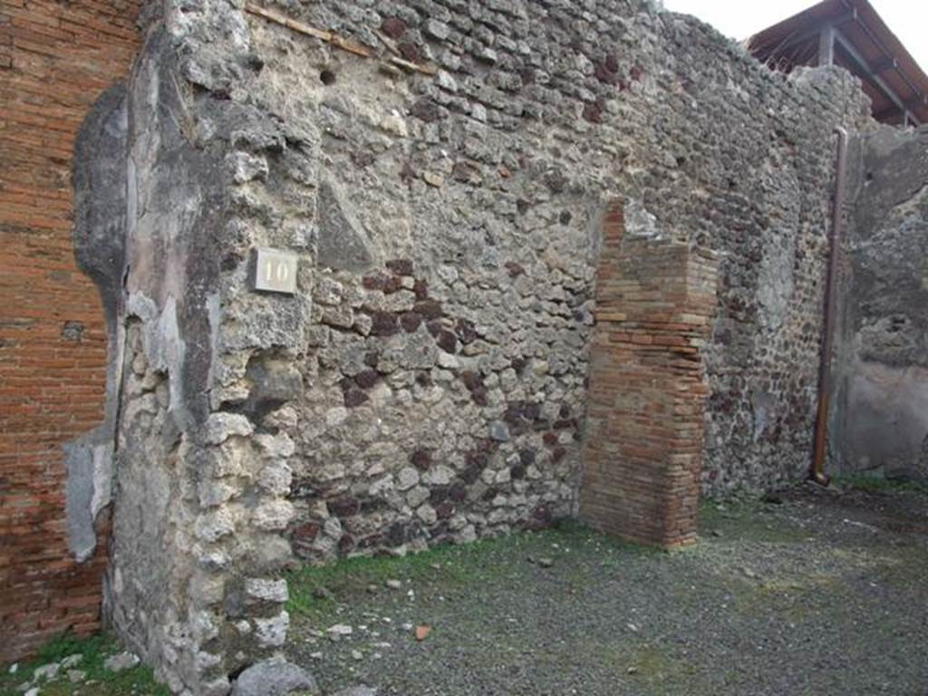 IX.5.10 Pompeii. December 2007. East wall of shop.
