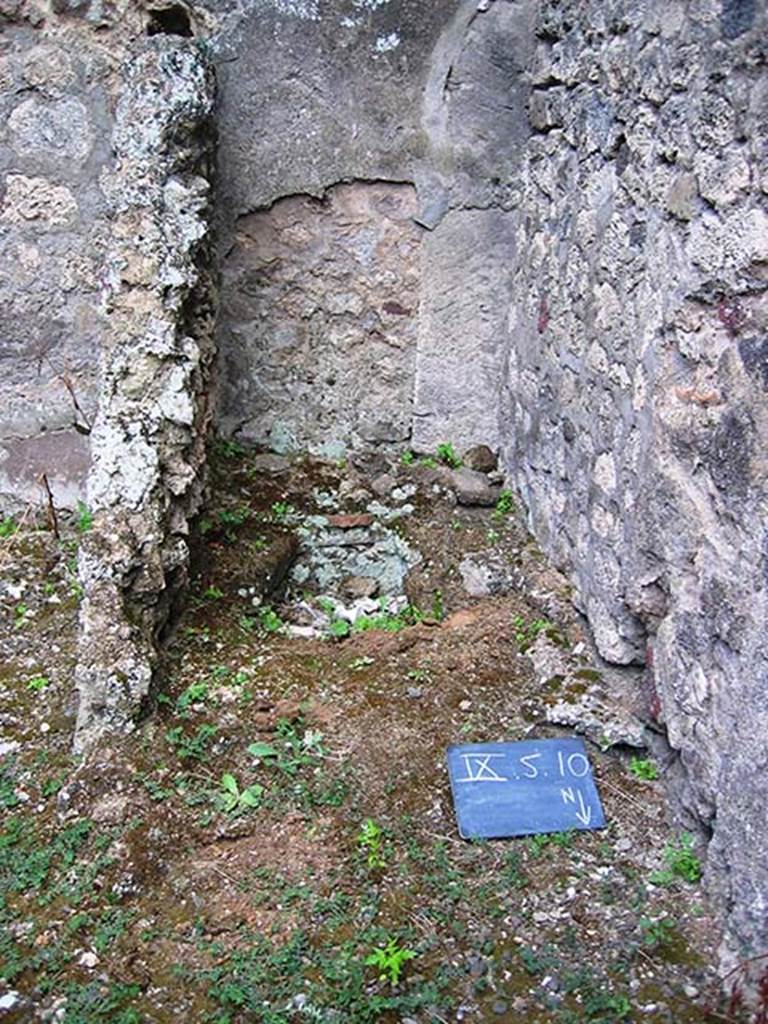 IX.5.10 Pompeii. July 2008. Latrine in south-west corner of rear room. Photo courtesy of Barry Hobson.
