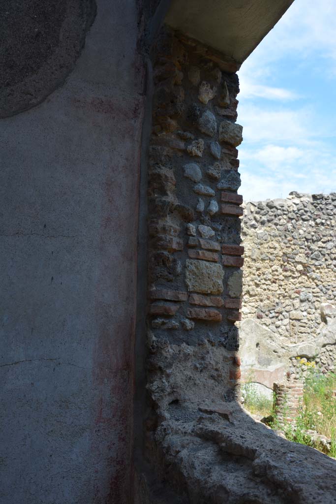 IX.5.11 Pompeii. May 2017. Room k, window at south end of east wall in south-east corner.
Foto Christian Beck, ERC Grant 681269 DÉCOR.
