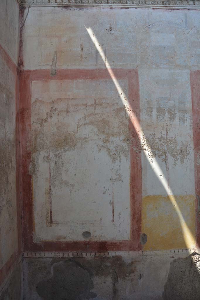 IX.5.11 Pompeii. May 2017. Room k, panel at west end of north wall with faded figure in centre.
Foto Christian Beck, ERC Grant 681269 DÉCOR.
