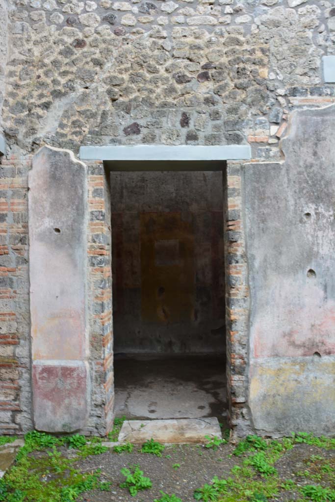 IX.5.11 Pompeii. March 2017. Room f, doorway.    
Foto Christian Beck, ERC Grant 681269 DÉCOR.
