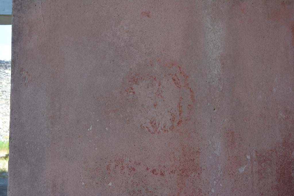 IX.5.11 Pompeii. May 2017. Room e, faded medallion with two figures from east end of south wall. 
Foto Christian Beck, ERC Grant 681269 DÉCOR.
