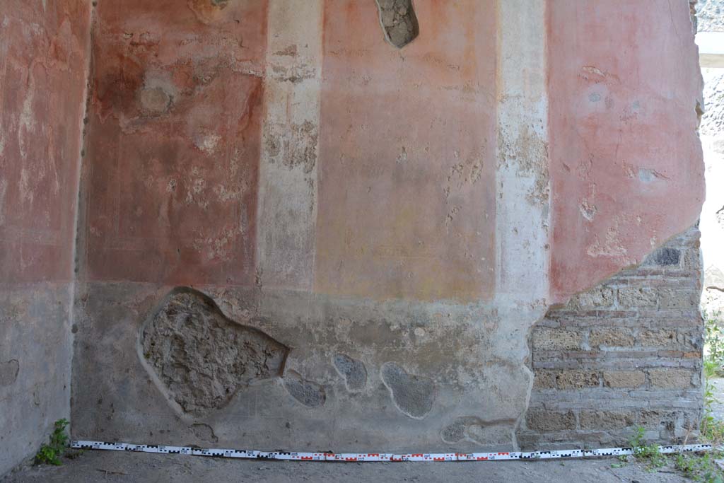 IX.5.11 Pompeii. May 2017. Room e, lower north wall. 
Foto Christian Beck, ERC Grant 681269 DÉCOR.
The central yellow panel would have contained a medallion, now completely faded, that showed a young girl with a scroll.
Other medallions were in the red side panels.



