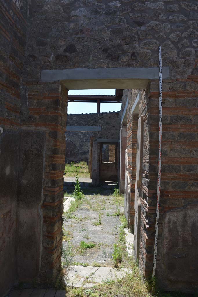 IX.5.11 Pompeii. May 2017. 
Room c, looking south towards doorway to atrium b, and west side of doorway.   
Foto Christian Beck, ERC Grant 681269 DÉCOR
