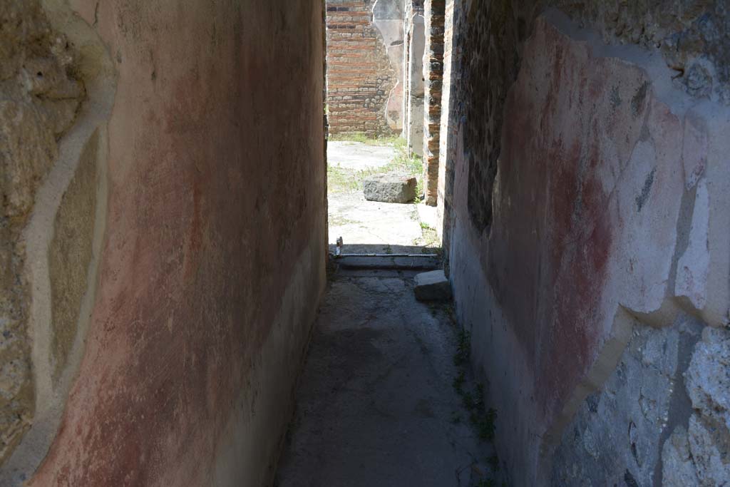 IX.5.11 Pompeii. May 2017. Room m, looking north along corridor towards atrium.
Foto Christian Beck, ERC Grant 681269 DÉCOR.
