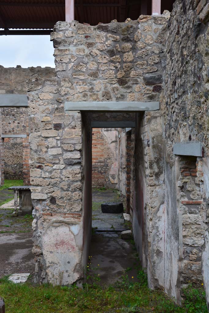 IX.5.11 Pompeii. March 2017. 
Room m, looking north through doorway from peristyle/garden area. 
Foto Christian Beck, ERC Grant 681269 DÉCOR.
