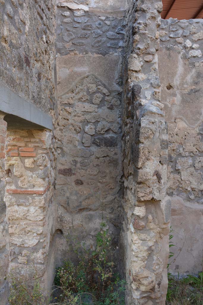 IX.5.11 Pompeii. May 2017. 
Room r, alcove between doorway to peristyle n, on left, and room s, on right.
Foto Christian Beck, ERC Grant 681269 DÉCOR.
