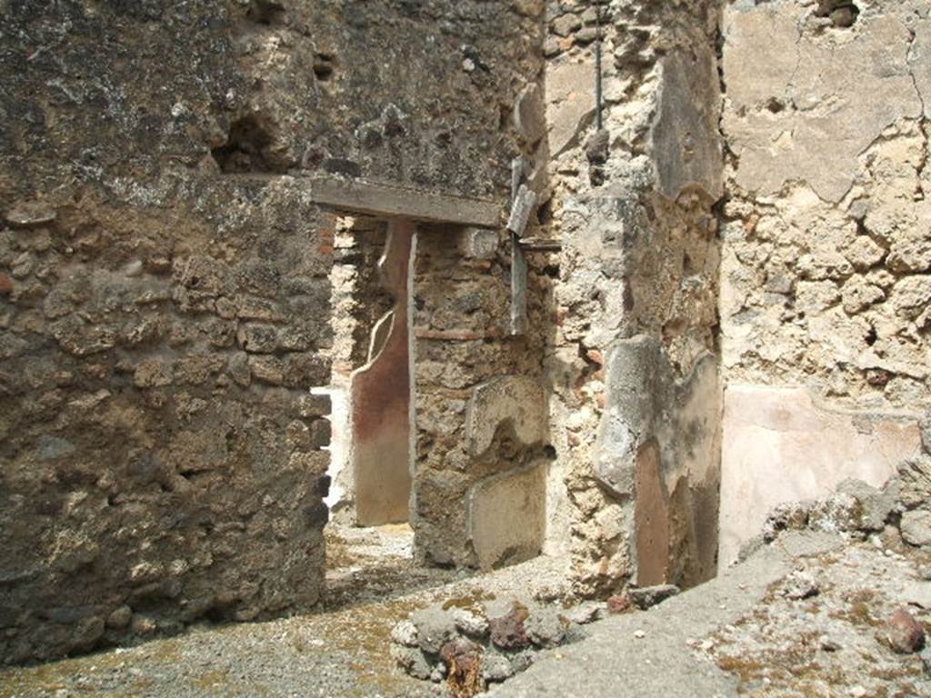 IX.5.13 Pompeii. May 2005. Room 13, kitchen area. Looking north-west towards doorway to garden area and triclinium.