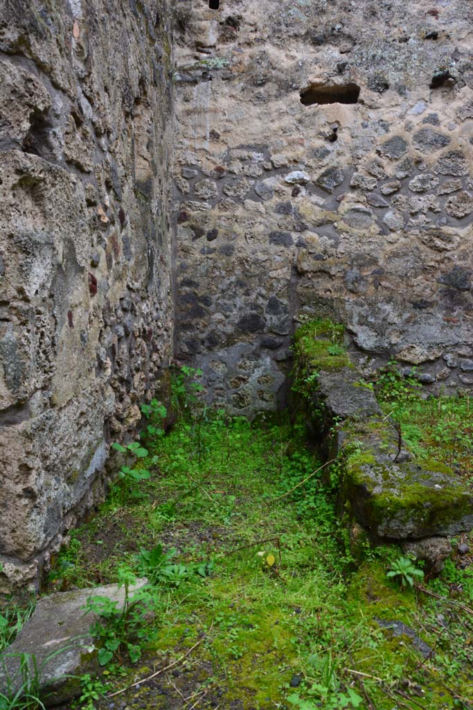 IX.5.11 Pompeii. March 2017. Room v, looking south towards latrine. 
Foto Christian Beck, ERC Grant 681269 DÉCOR.
