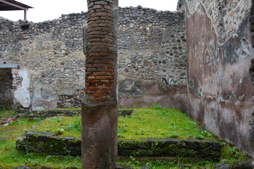 IX.5.11 Pompeii. March 2017. Peristyle n, looking east from south end of west side.
Foto Christian Beck, ERC Grant 681269 DÉCOR.
