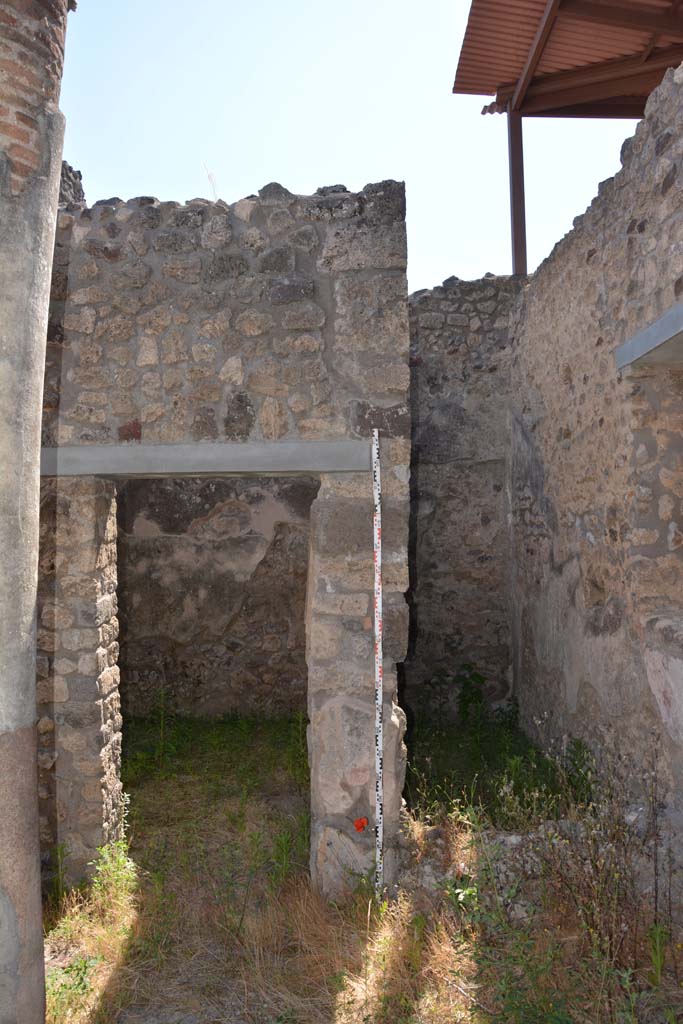 IX.5.11 Pompeii. May 2017. 
Peristyle n, looking west towards doorway to room o, on left, and room u, on right.
Foto Christian Beck, ERC Grant 681269 DÉCOR.
