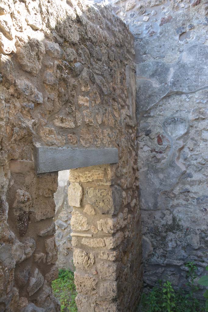 IX.5.11 Pompeii. May 2017. 
Room u, south wall with small doorway from room o, and south-west corner.
Foto Christian Beck, ERC Grant 681269 DÉCOR.

