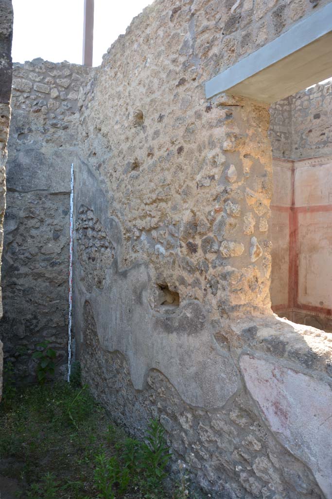 IX.5.11 Pompeii. May 2017. Room u, north-west corner, with north wall and window into room k.
Foto Christian Beck, ERC Grant 681269 DÉCOR.
