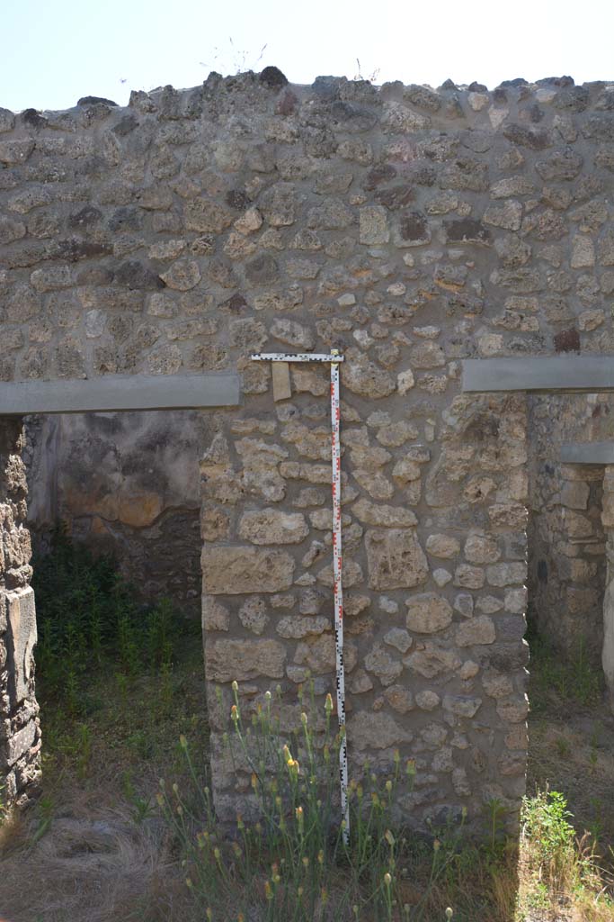 IX.5.11 Pompeii. May 2017. Peristyle n, west side, wall between room p, on left, and room o, on right.
Foto Christian Beck, ERC Grant 681269 DÉCOR.
