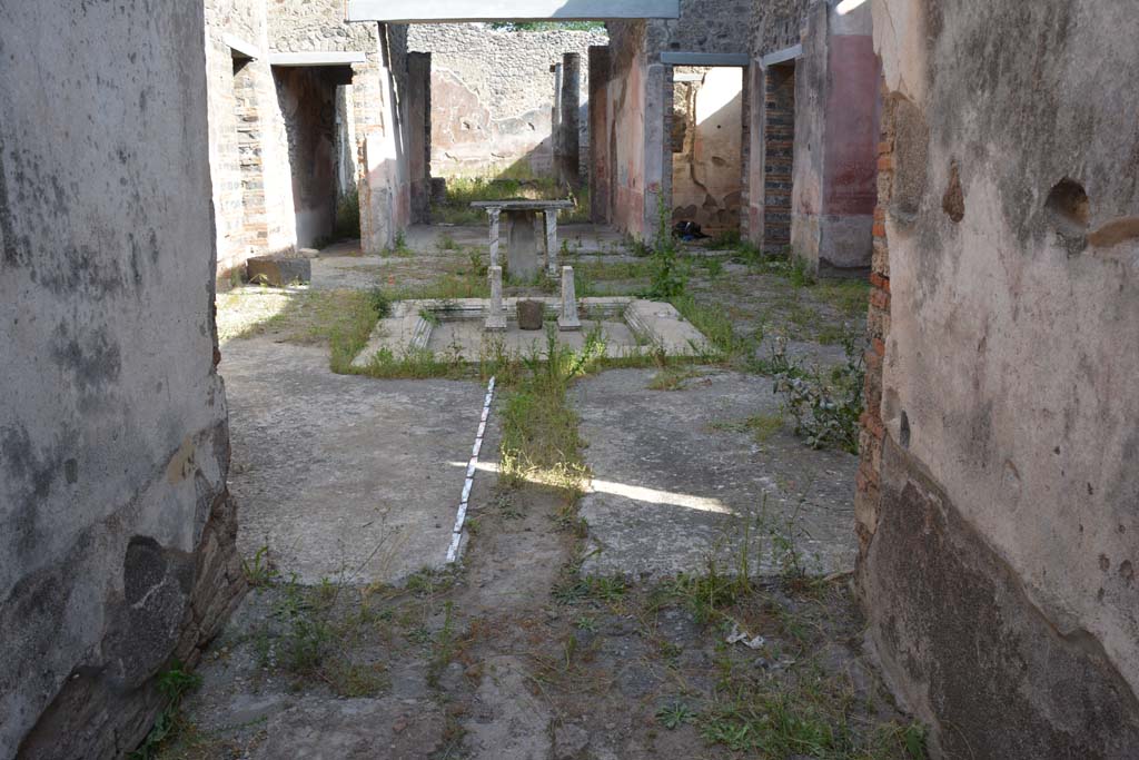 IX.5.11 Pompeii. May 2017. Looking south from end of entrance corridor across impluvium in atrium b towards tablinum I (L).
Foto Christian Beck, ERC Grant 681269 DÉCOR
