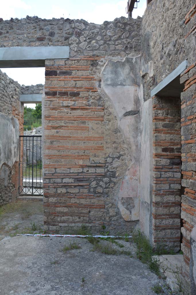 IX.5.11 Pompeii. December 2007. Room 6, east wall. See Schefold, K., 1962. Vergessenes Pompeji. Bern: Francke. (Fig.134 [f]: Ostwand)
