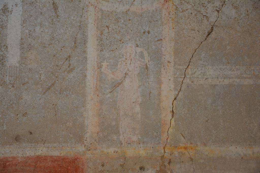 IX.5.11 Pompeii. May 2017. Room g, detail of figure from upper north wall, on east (right) side.
Foto Christian Beck, ERC Grant 681269 DÉCOR.
According to PPM –
On the upper white north wall on east side of central panel, within a painted aedicula surmounted by a painting of a still-life of pomegranates, was a female figure with a cornucopia.
(p.558)
