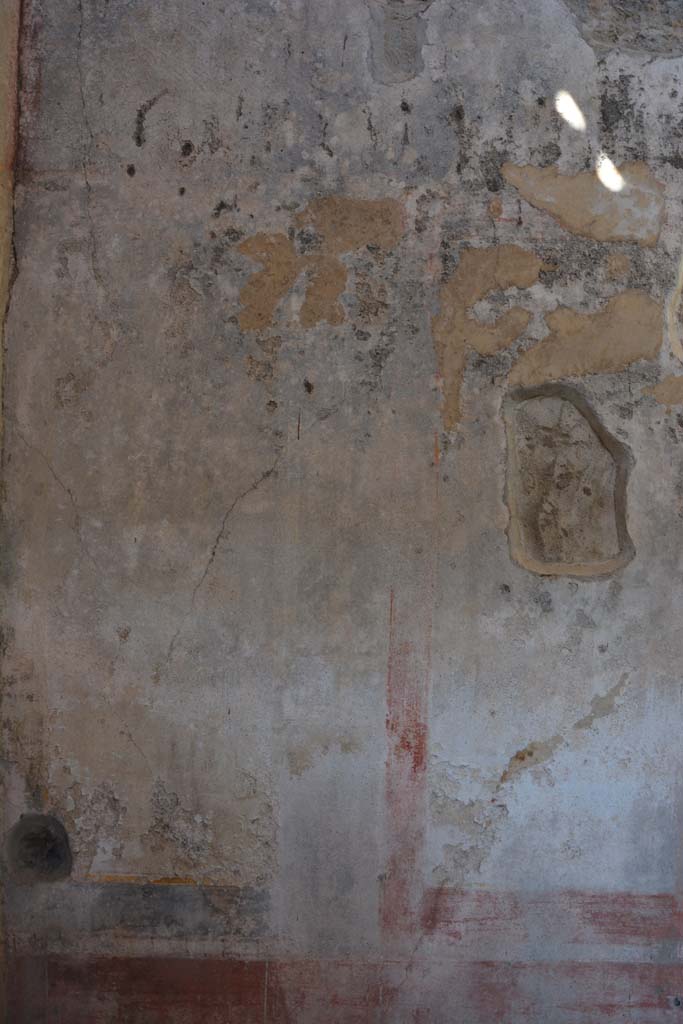 IX.5.11 Pompeii. May 2017. 
Room g, detail of remaining painted decoration on north side of central panel on east wall.
Foto Christian Beck, ERC Grant 681269 DÉCOR.

