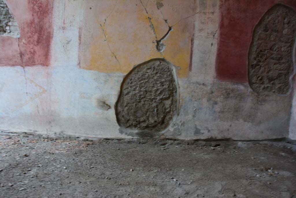 IX.5.11 Pompeii. March 2017. Room h, lower north wall below yellow central panel.
Foto Christian Beck, ERC Grant 681269 DÉCOR.
