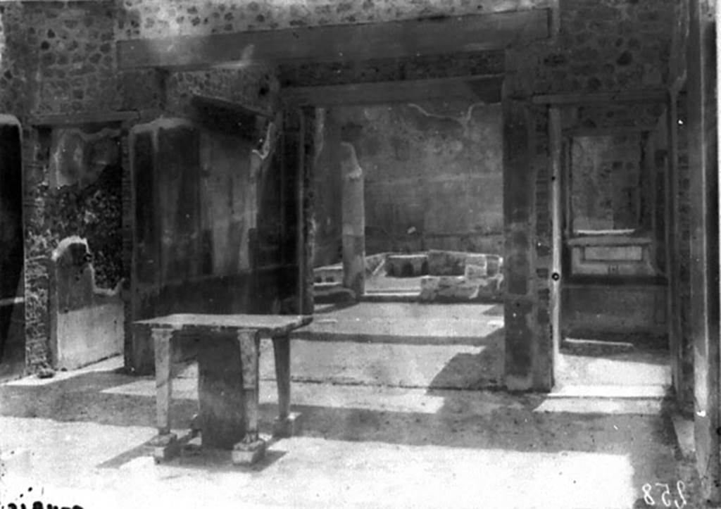 X.5.11 Pompeii. 1931. Looking from atrium through tablinum into peristyle.
DAIR 31.2458. Photo © Deutsches Archäologisches Institut, Abteilung Rom, Arkiv. 
See http://arachne.uni-koeln.de/item/marbilderbestand/936483
