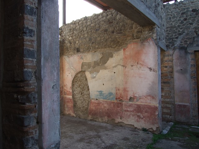IX.5.11 Pompeii. December 2007. Doorway to room 5, tablinum, looking west.
The walls were decorated in the IVth Style, the zoccolo was red, the middle zone had a blue panel at its centre with two red side panels. In the vignettes were isolated paintings of armed heroes standing on small bases, armed with helmets, shields, lances and some also with short daggers. 
See BdI, 1879, (p.201, nos 40-45)
