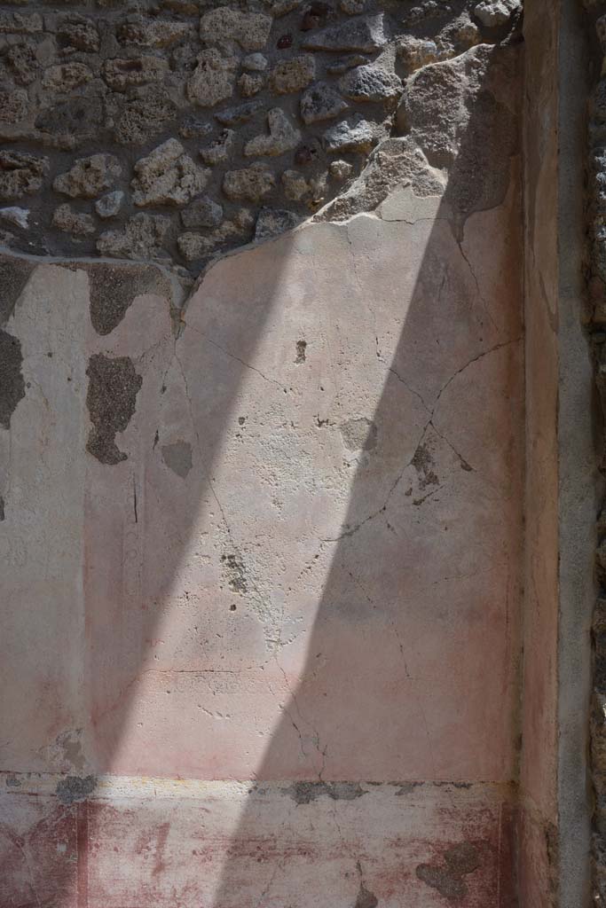 IX.5.11 Pompeii. May 2017. 
Room l (L), panel on east wall at south end with faded outline of a warrior, just visible in the centre of the panel.
Foto Christian Beck, ERC Grant 681269 DÉCOR.

