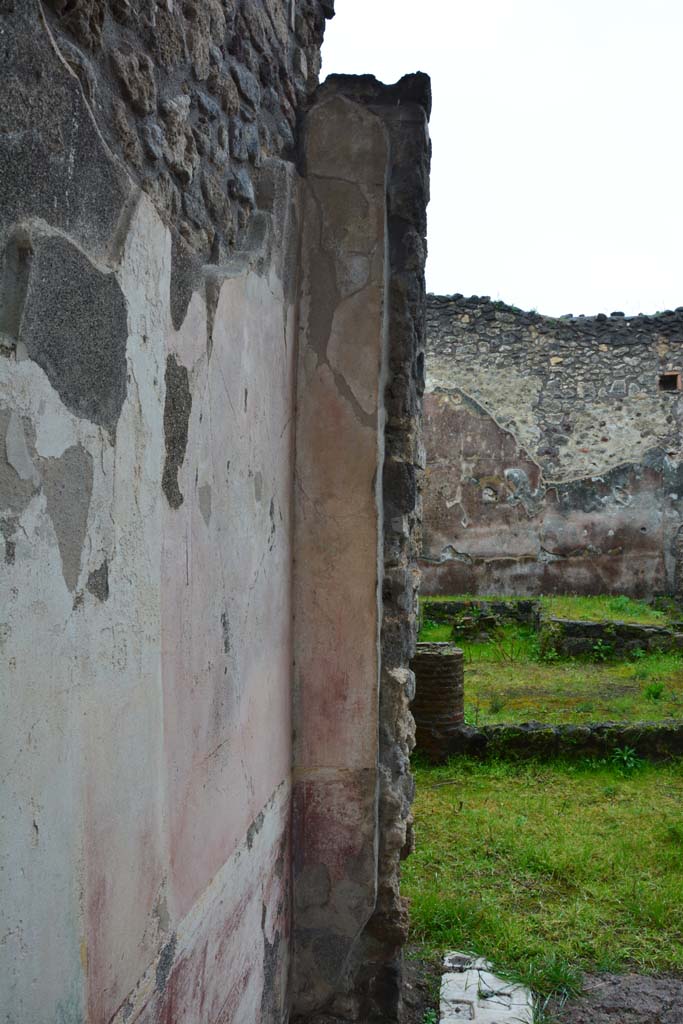 IX.5.11 Pompeii. March 2017. 
Room I (L), looking south along east wall towards peristyle/garden area.
Foto Christian Beck, ERC Grant 681269 DÉCOR.

