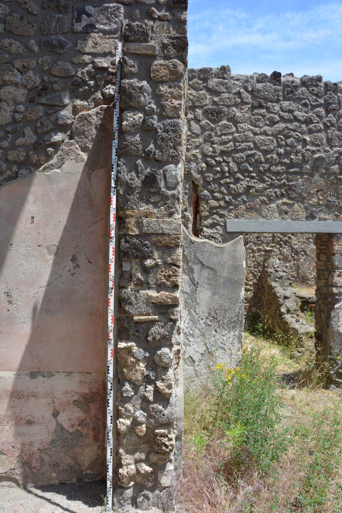 IX.5.11 Pompeii. May 2017. 
Room l (L), looking east towards pilaster at south end of tablinum and towards doorway to kitchen area.
Foto Christian Beck, ERC Grant 681269 DÉCOR.
