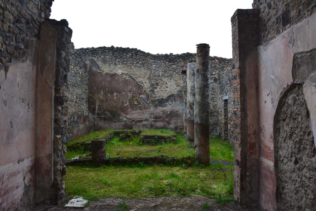 IX.5.11 Pompeii. March 2017. Room l (L), looking south across peristyle garden n, from tablinum.
Foto Christian Beck, ERC Grant 681269 DÉCOR.


