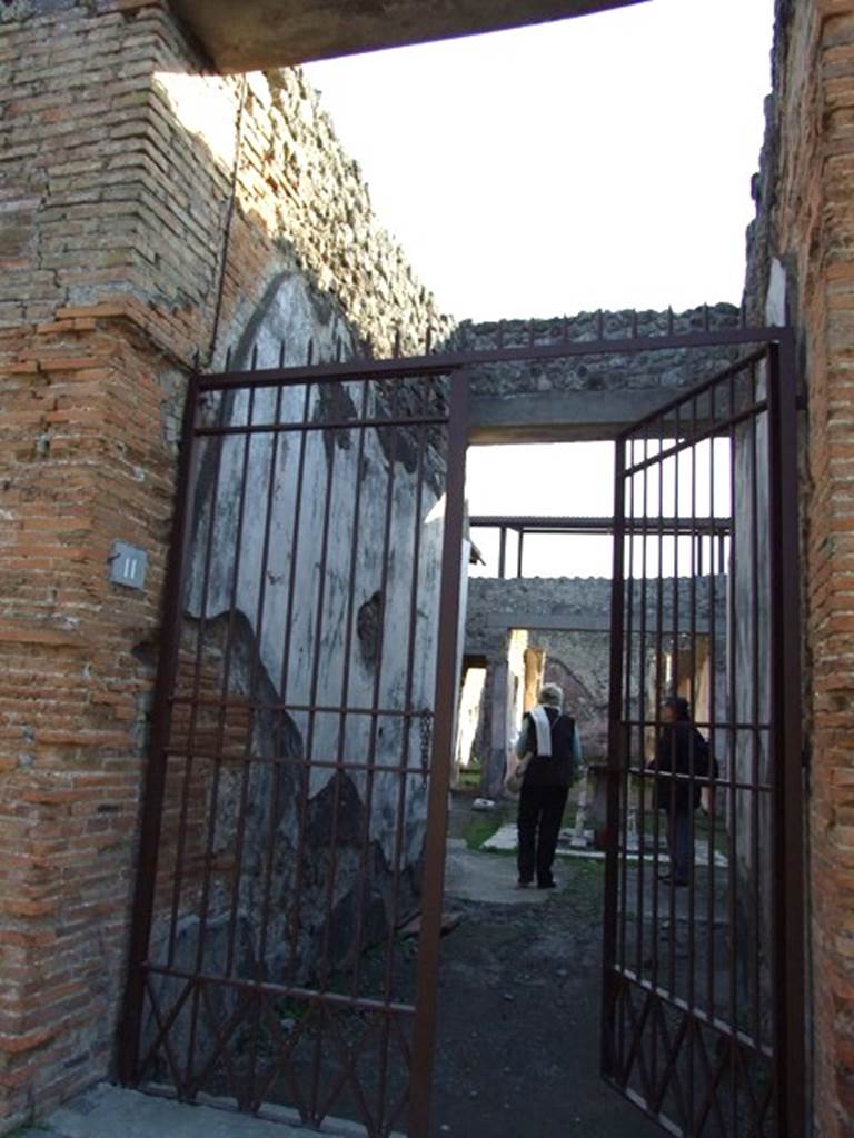 IX.5.11 Pompeii. March 2017. Entrance corridor/fauces, looking south to atrium with impluvium.
Foto Christian Beck, ERC Grant 681269 DÉCOR.
