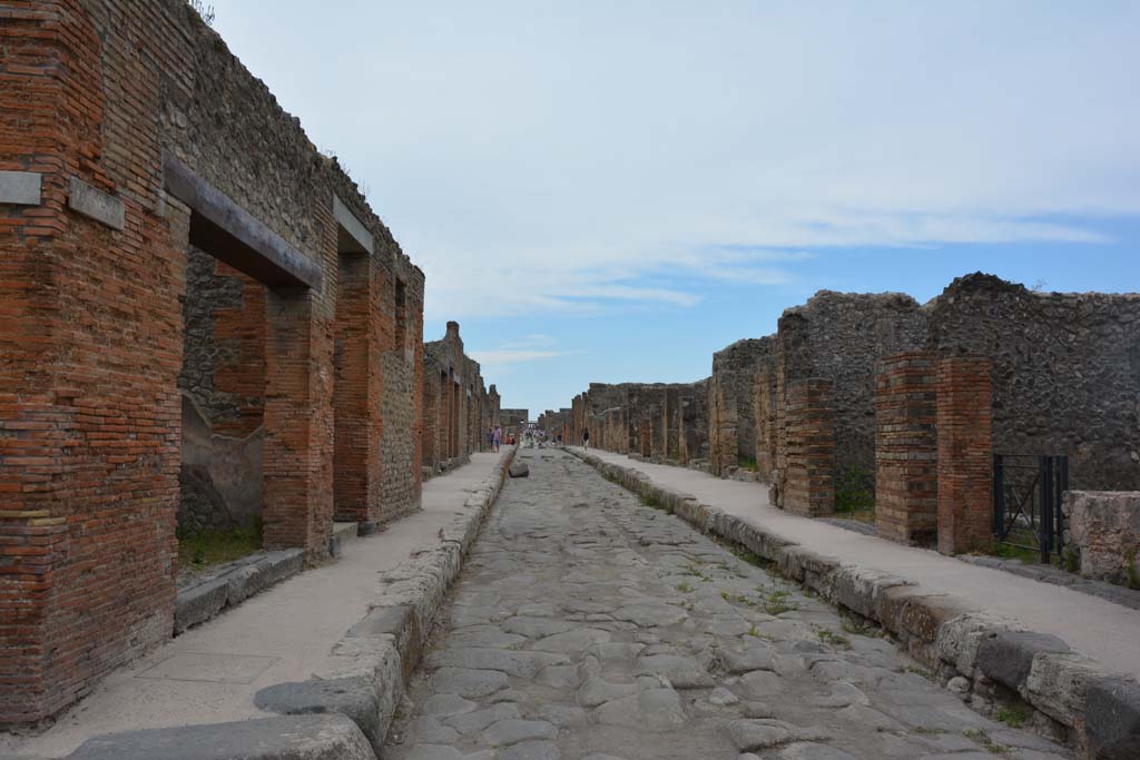 IX.5.12 Pompeii. May 2017. Looking west along Via di Nola from entrance doorway, on left.
Foto Christian Beck, ERC Grant 681269 DÉCOR.

