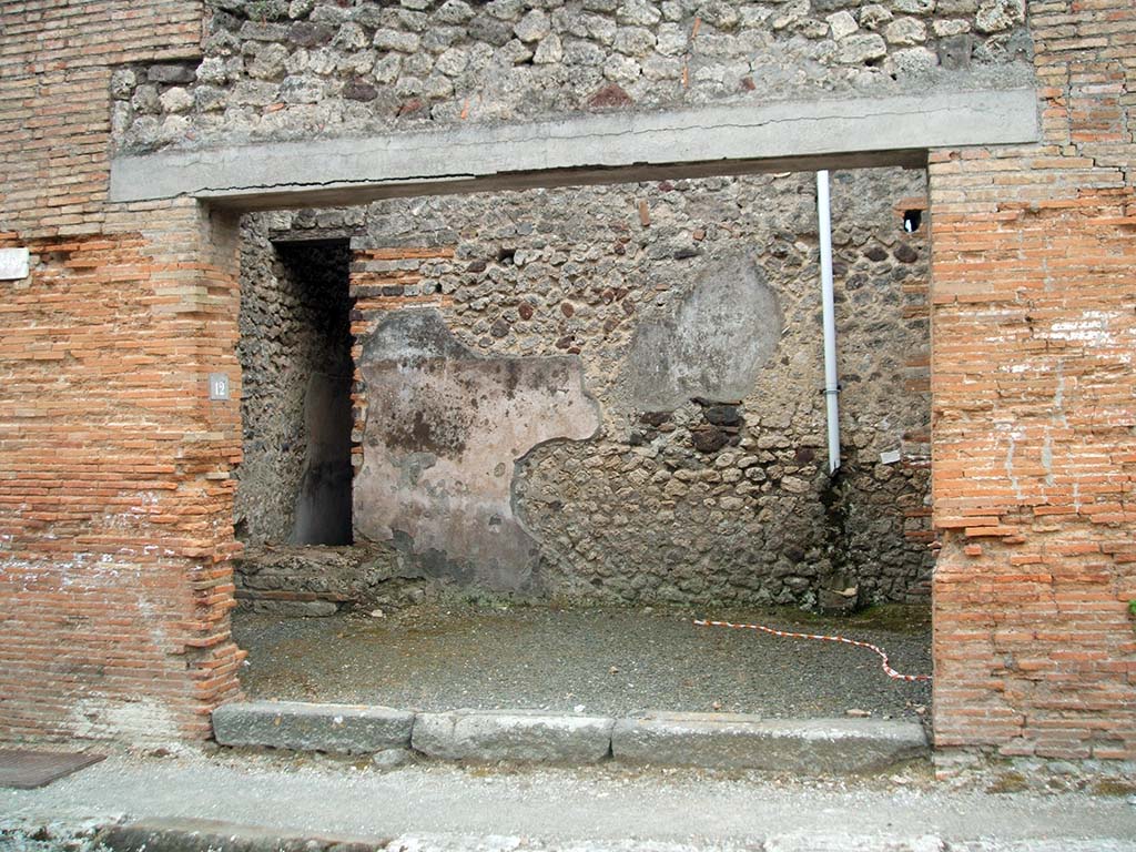 IX.5.12 Pompeii. May 2005. Shop entrance, looking south.