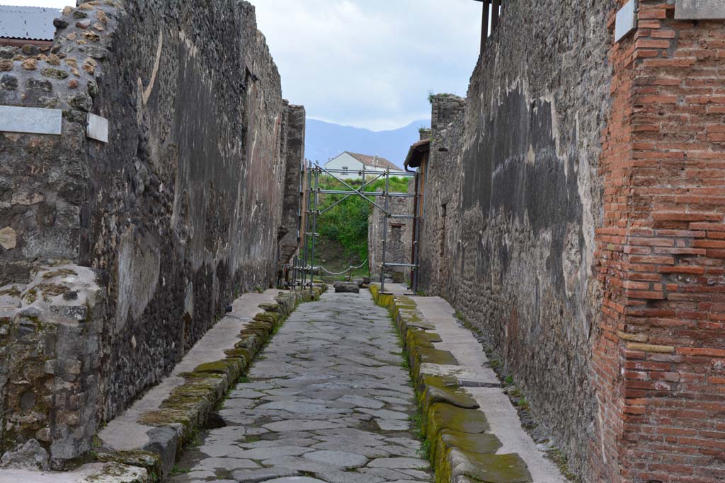 Vicolo del Centenario, Pompeii. March 2017. Looking south from Via di Nola.
Foto Christian Beck, ERC Grant 681269 DÉCOR.
