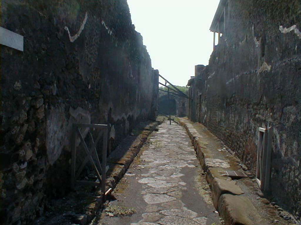 IX.8 Pompeii, on left. May 2005.                 Vicolo del Centenario, looking south.                    Side wall of IX.5.12, on right.