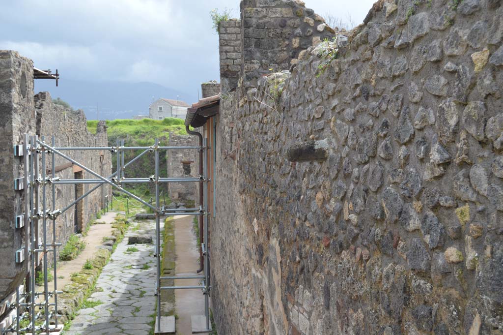 IX.5.13 Pompeii. March 2018. Looking south along roadway, with phallus above doorway.
Foto Taylor Lauritsen, ERC Grant 681269 DÉCOR.
